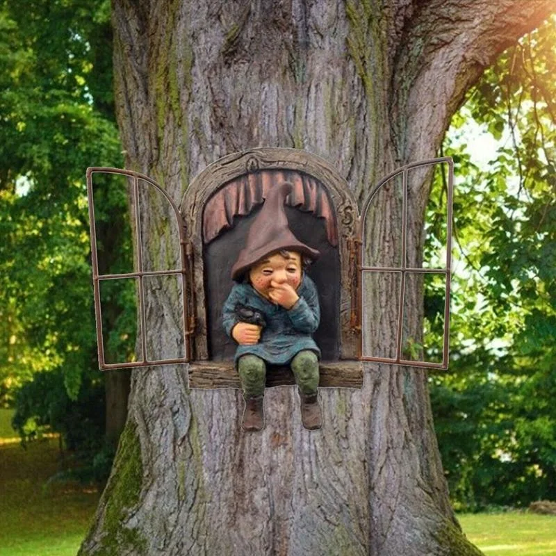 Home Decor Quirky - Statuetka Niegrzeczny Elf Ogrodowy Przytulający Drzewo,
