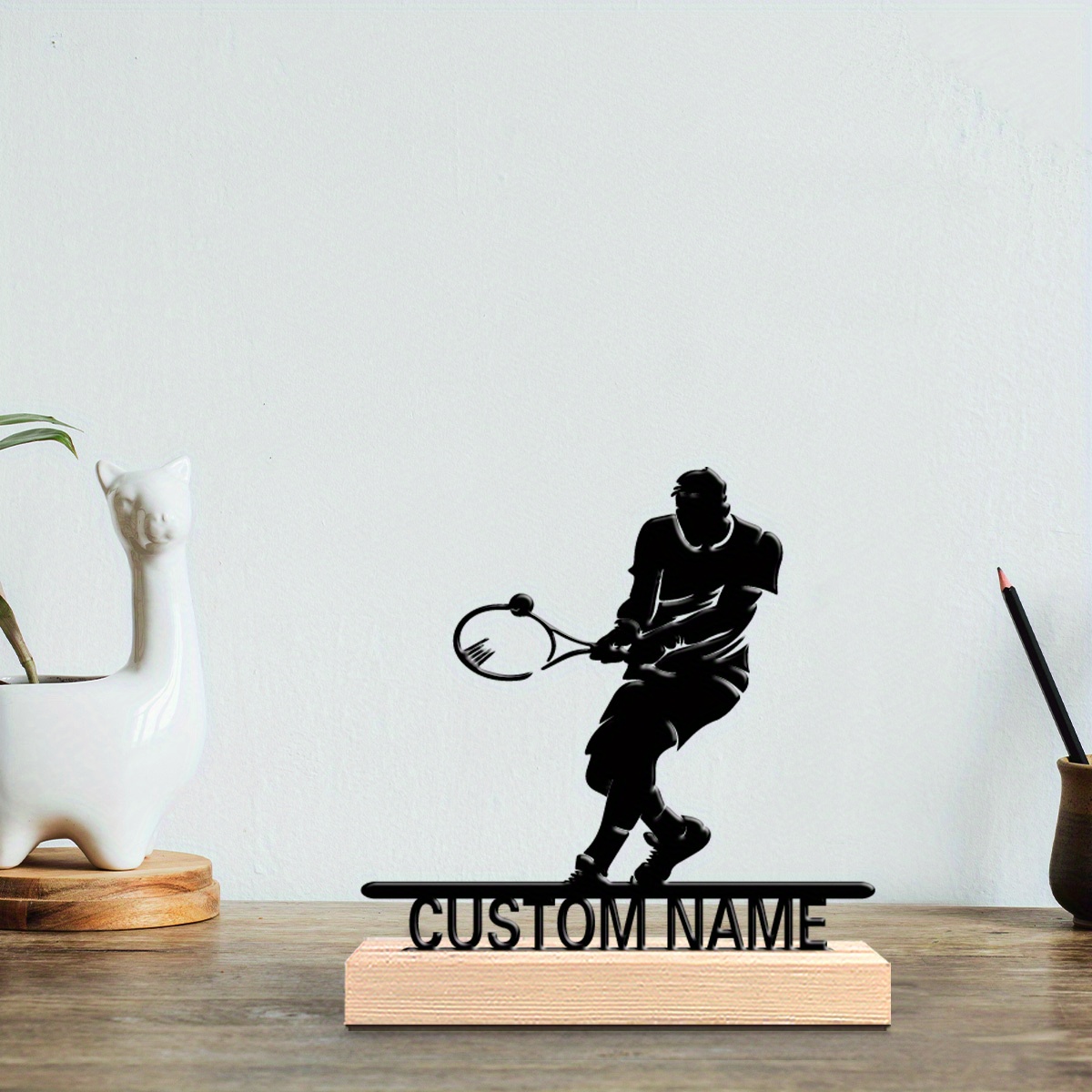 Home Decor Quirky - Personalizowana metalowa statuetka tenisty z drewnianą